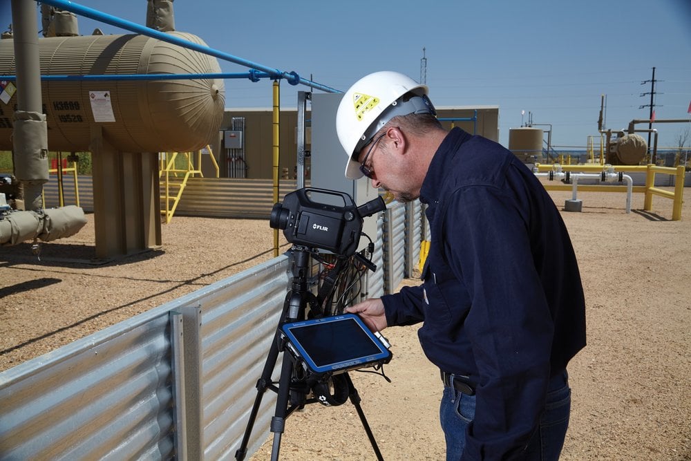 FLIR lanza la primera cámara de detección óptica de gas refrigerada de mano y de alta definición para profesionales de la inspección del petróleo y el gas